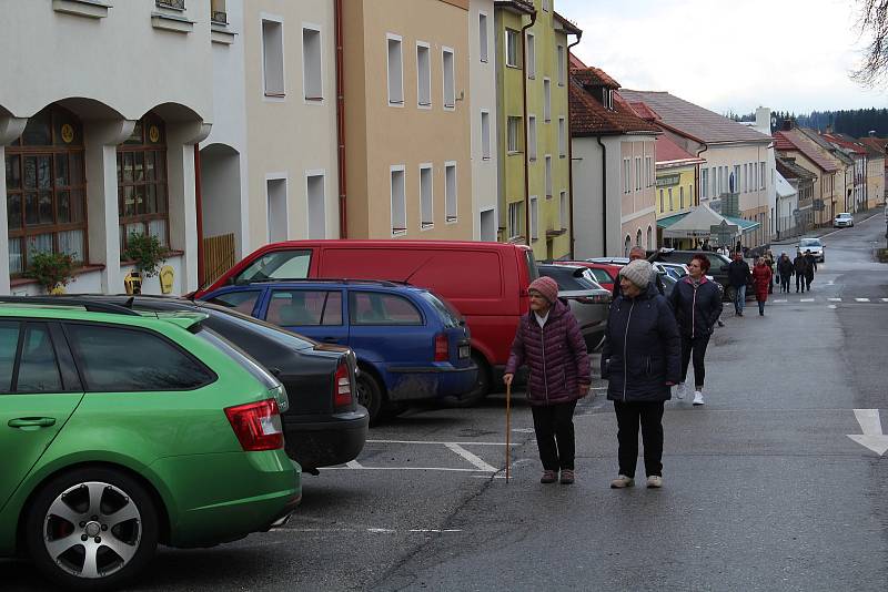 Adventní hornoplánské korzo aneb báječnou příležitost k procházce městem využila spousta lidí v Horní Plané k nákupu dobrot a řemeslných výrobků.