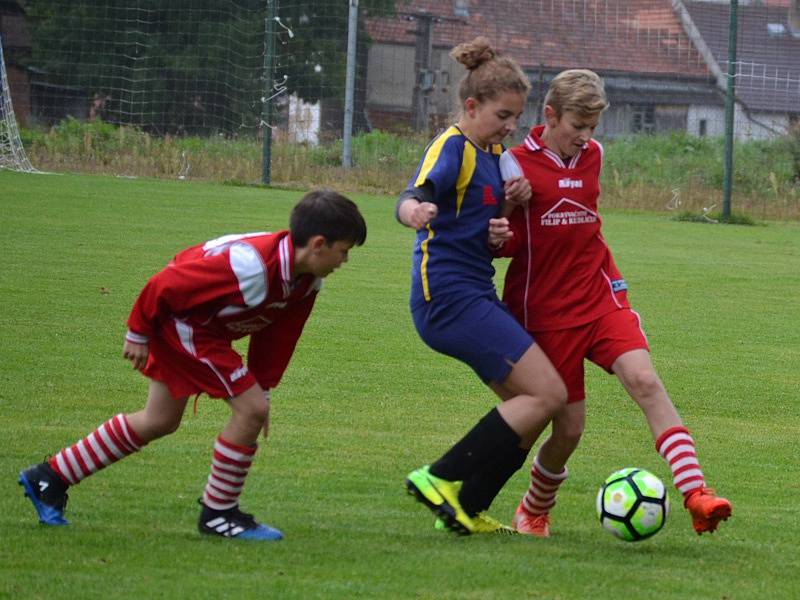 OP starší žáci - 6. kolo: Sokol Chvalšiny (modré dresy) - SK Holubov / Sokol Křemže 0:7 (0:5).