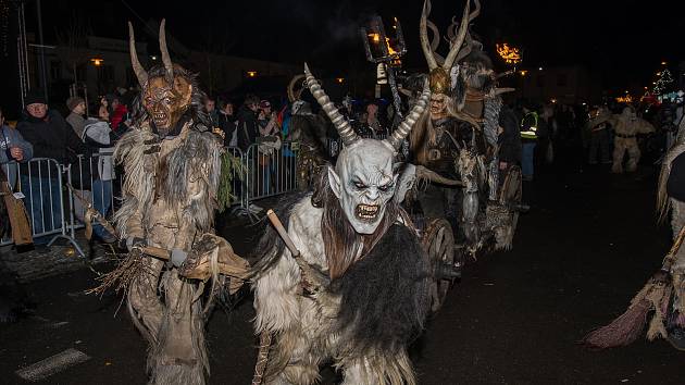 Podvod na internetu: V květnu objednaný krampus kožich zaplatil, ale nemá  ho - Písecký deník