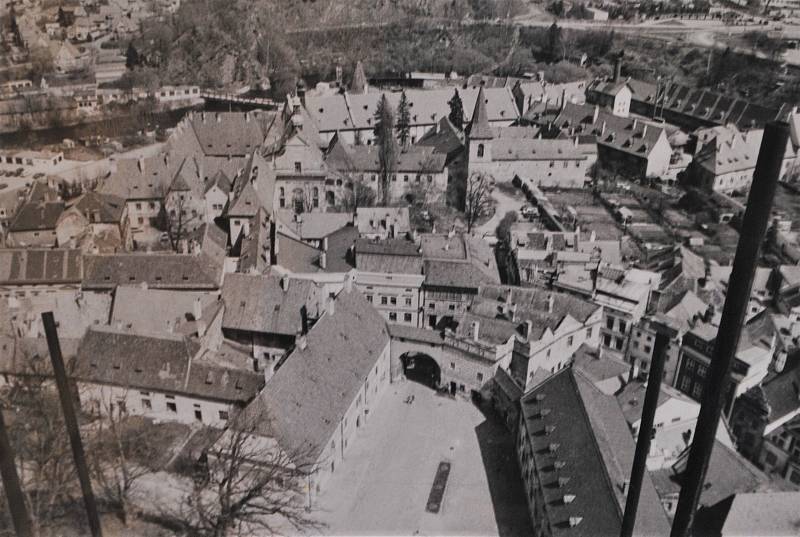Český Krumlov v roce 1992. Pohled z věže východním směrem.