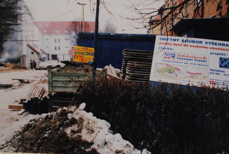 Český Krumlov v roce 1998. Stavba obytného souboru Vyšehrad. Koncem roku byla stavba zkolaudována.