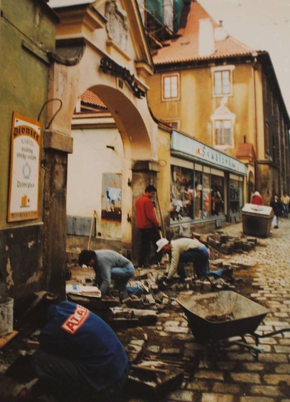 Český Krumlov v roce 1998. Zadlažďování Latránu u sv. Jošta.