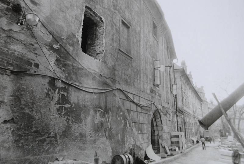 Počátky rekonstrukce bývalého městského divadla a budoucího hotelu Růže. Vypukla 12. 12: 1980.
