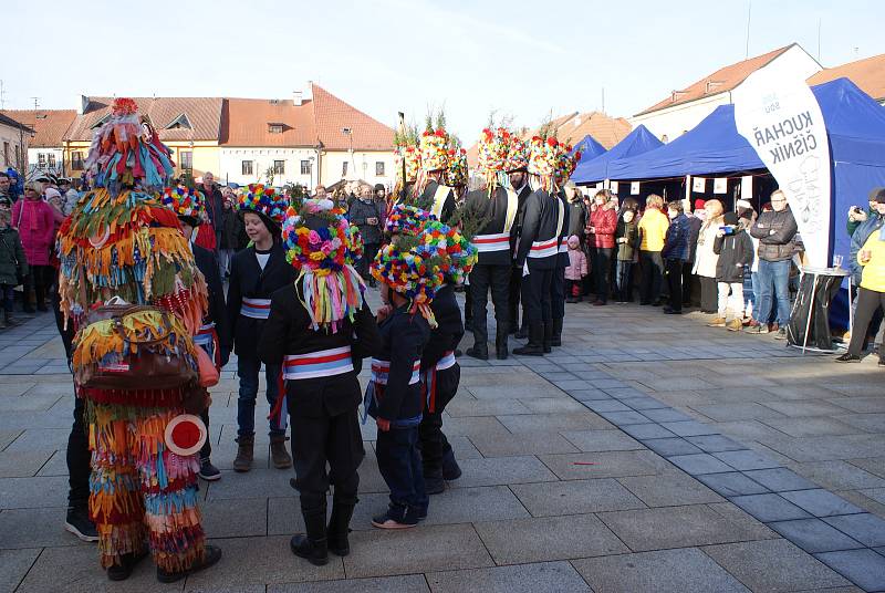 Masopustní muzika a vůně zabijačkových pochoutek se nesly kaplickým náměstím.