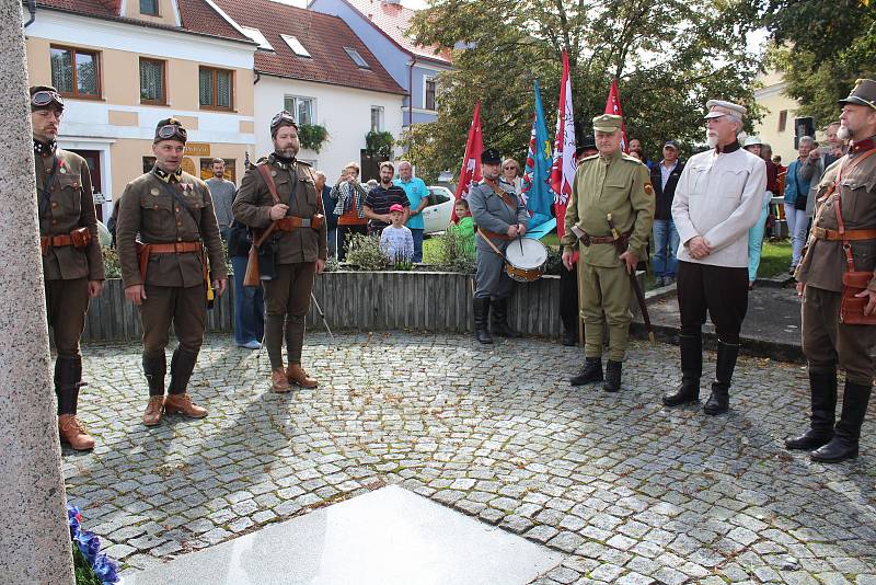 Oslava sto let republiky ve Velešíně na náměstí.