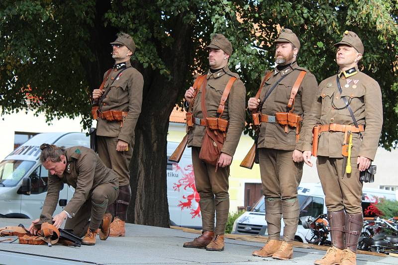 Oslava sto let republiky ve Velešíně na náměstí.