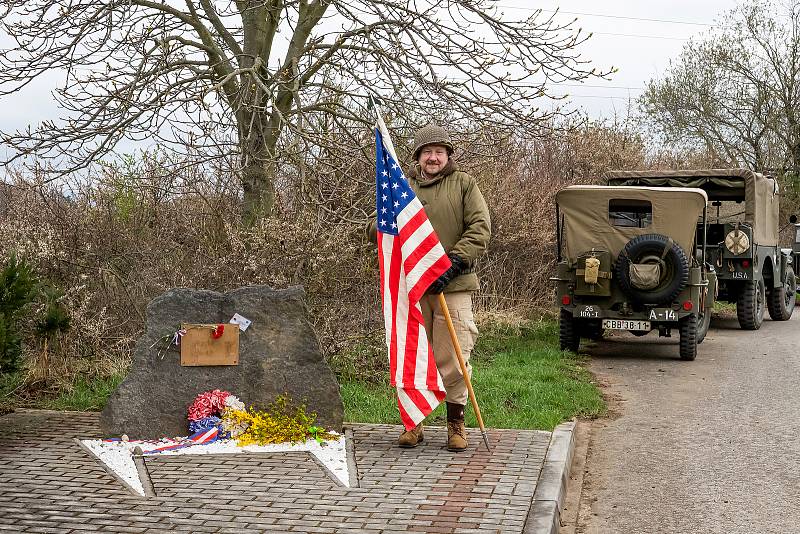 Pietní akt u pomníčku amerického pilota se konal o Bílé sobotě v Záluží.