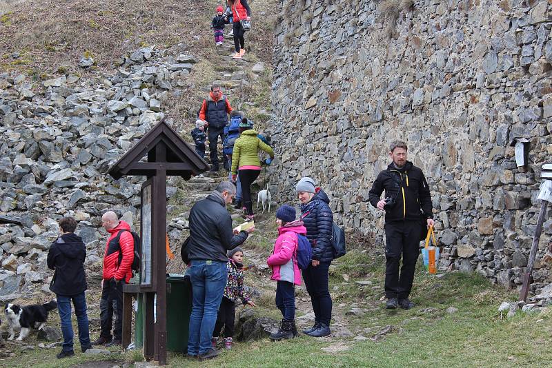 V neděli byla oficiálně zahájena sezóna na zřícenině Dívčí Kámen. Den plný zábavy s hrou o poklad, dílnami, střelbou z luku a kuše či školou žonglování  si užily stovky dětí i dospělých.