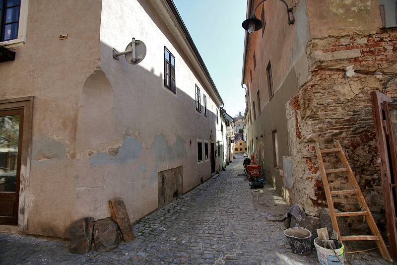 Celosvětová empidemie koronaviru vylidnila i centrum Českého Krumlova, které je běžně zaplaveno turisty.