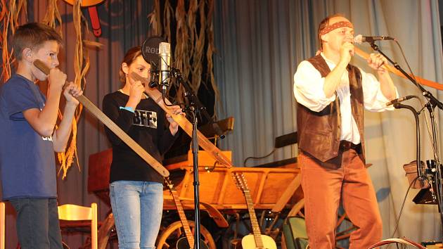 Martin Žák v Loučovicích seznamuje děti s netradičními a prastarými hudebními nástroji.