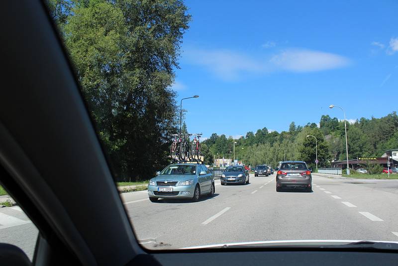 V sobotu dopoledne byl Krumlov ucpán z obou stran.