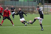 Fotbalisté Spartaku Kaplice (na snímku z duelu v Prachaticích v černém) v dalším přípravném duelu remizovali v Benátkách nad Jizerou 2:2.