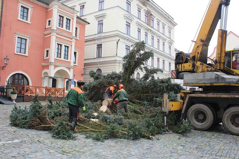 Pokus číslo jedna. Instalace vánočního stromu v pondělí na českokrumlovském náměstí.