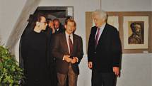 Český Krumlov v roce 1994. Prezident Václav Havel v MKC E. Schieleho v doprovodu prof. Sabarského  a p. Jirmusové.