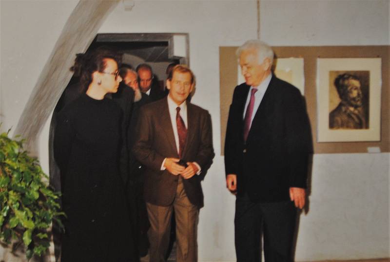 Český Krumlov v roce 1994. Prezident Václav Havel v MKC E. Schieleho v doprovodu prof. Sabarského  a p. Jirmusové.