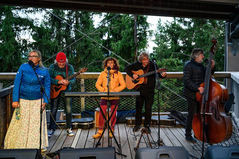 Ani studené počasí návštěvníky neodradilo užít si koncert Nezmarů na Stezce korunami stromů.