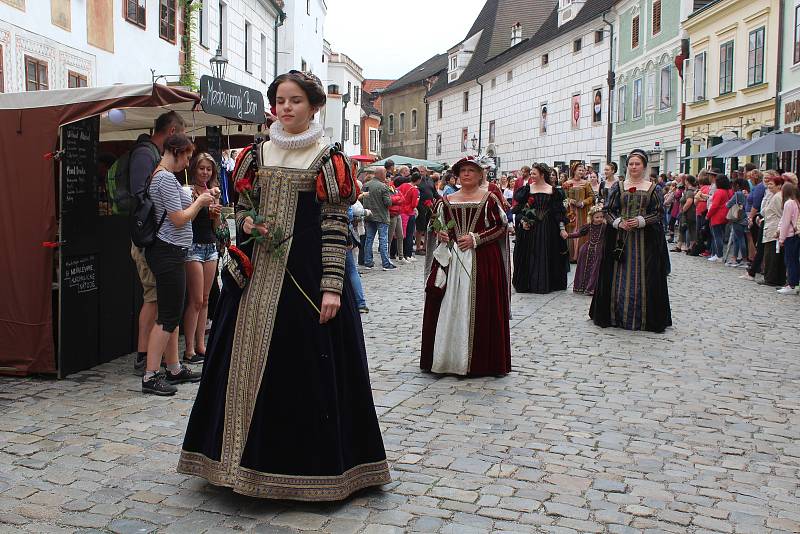 Krásnou podívanou opět návštěvníkům Krumlova připravil hlavní kostýmovaný průvod Slavností pětilisté růže.