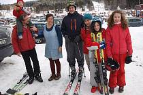 Sobotní lyžovačku v lipenského skiareálu si manželé Hesounovi i se svými dětmi, z nichž nejmladší je tříletá Rozárka, náležitě užili.