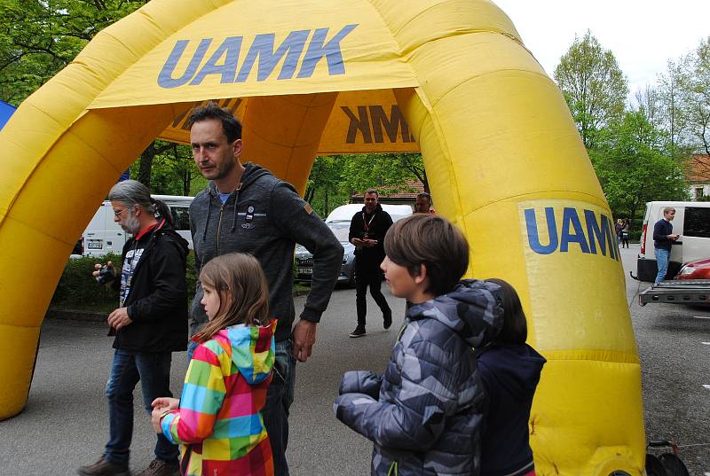 Premiérový ročník Rallye Český Krumlov Revival startoval v tradičním květnovém termínu na tradičním místě, na parkovišti v krumlovské Jelení zahradě.