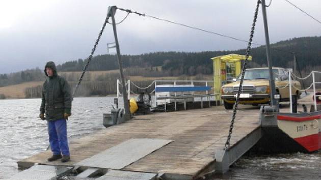 Převoz obsluhují čtyři lidé. Velkou loď vystřídá menší kolegyně, která si umí s ledem poradit. Když už jde ale pořádně do tuhého, dává se také na odpočinek.