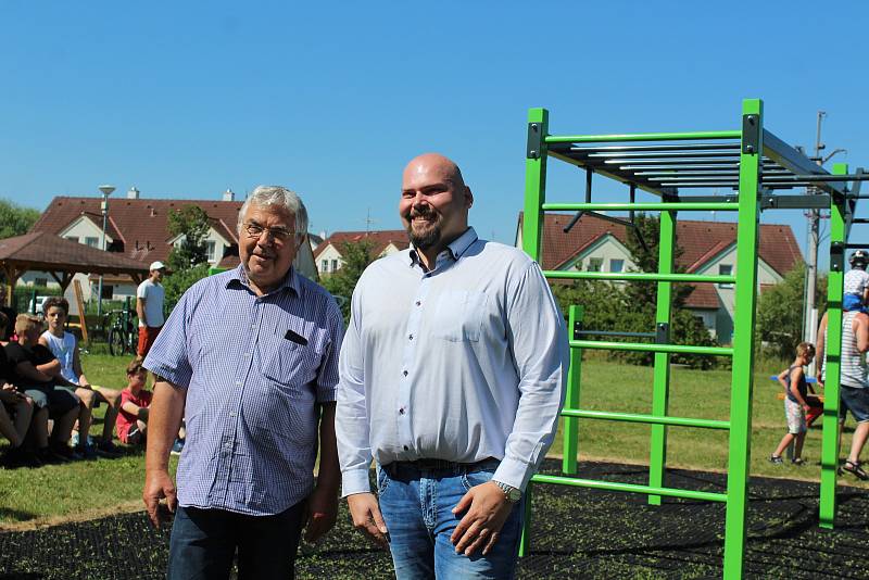 Obec v Dolním Třeboníně slavnostně otevřela nové workoutové hřiště.