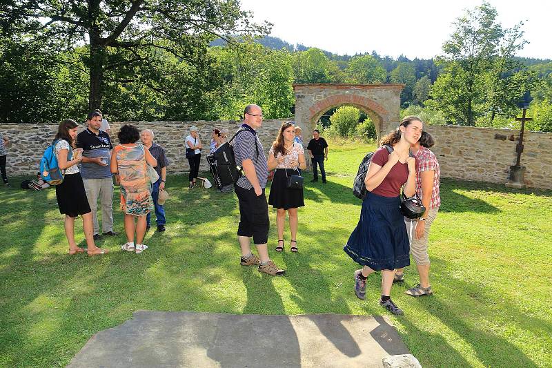 Bohoslužba a setkání příznivců v kostele v Klení.