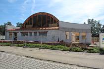 Konstrukce víceúčelové haly v Dolním Třeboníně během léta rychle rostla.