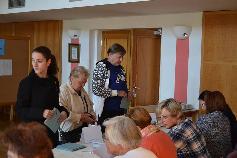 Volby v sále křemežské radnice v pátek odpoledne.