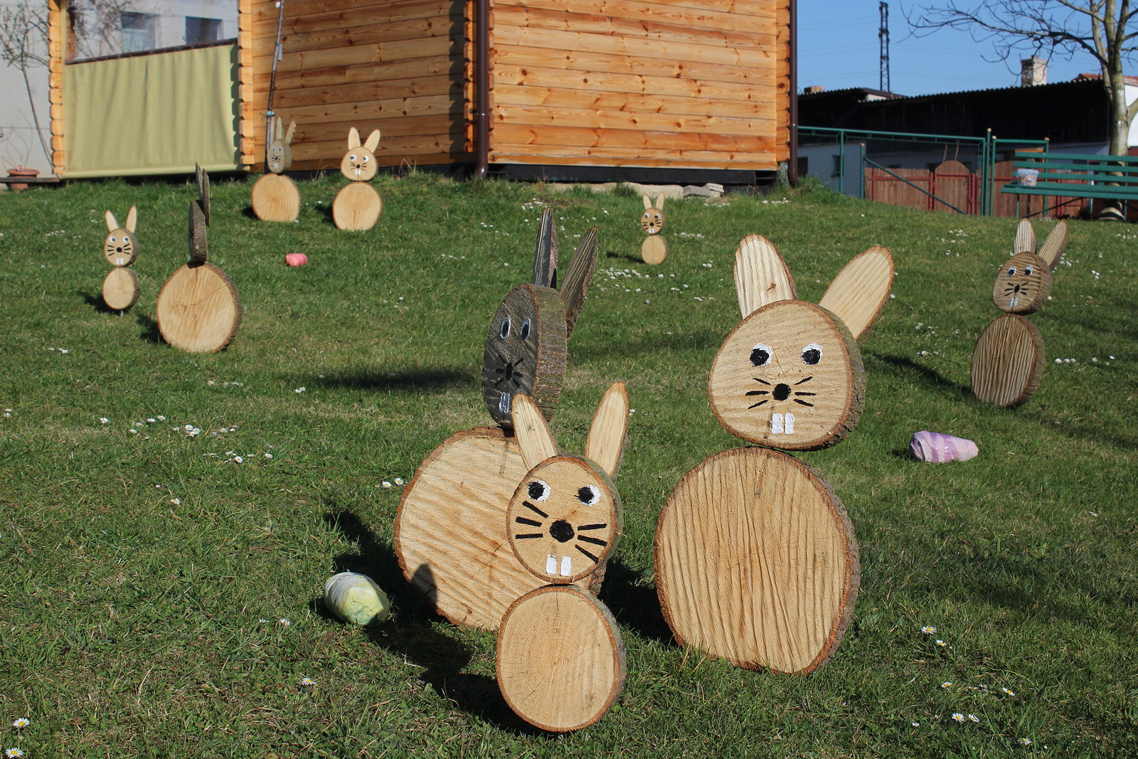 Desítky dřevěných velikonočních ušáků obsadily zahradu v Přísečné - Písecký  deník