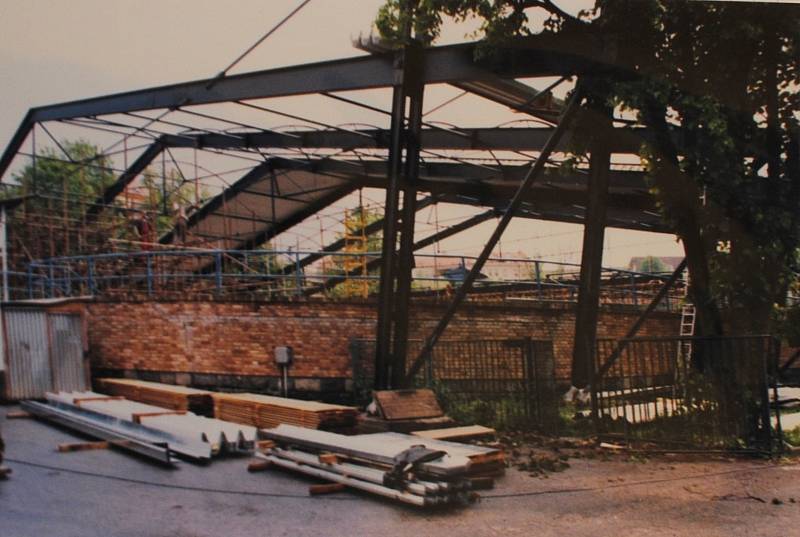 Český Krumlov v roce 1999. Stavění konstrukce zastřešení zimního stadionu.