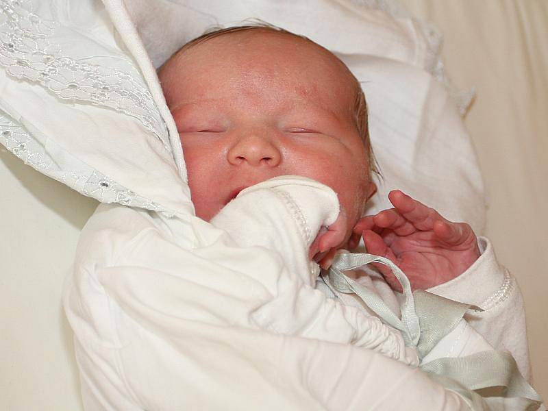 V pondělí 4. října 2010 v půl sedmé ráno se narodil dvaapadesát centimetrů měřící a 3,9 kilogramu vážící Milan Vávra, druhé miminko Leony a Milana Vávrových z Brloha. Doma na brášku čekala desetiletá Veronika.