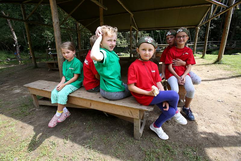 Pavel Žalman Lohonka natáčí hraný dokument o svém životě. Jeden z natáčecích dnů strávil štáb v táboře oddílu Druijdíků u Nažidel.