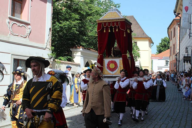 K jedněm z vrcholů Slavností pětilisté růže v Českém Krumlově patřil tradičně sobotní hlavní kostýmovaný průvod ulicemi města.