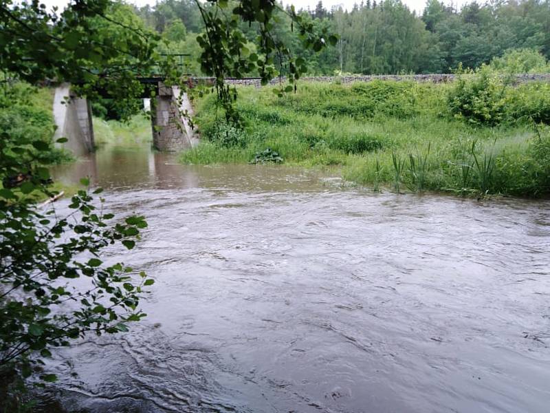 Rozlitá Polečnice zaplavila mostek v Kladenském Rovném na Českokrumlovsku.