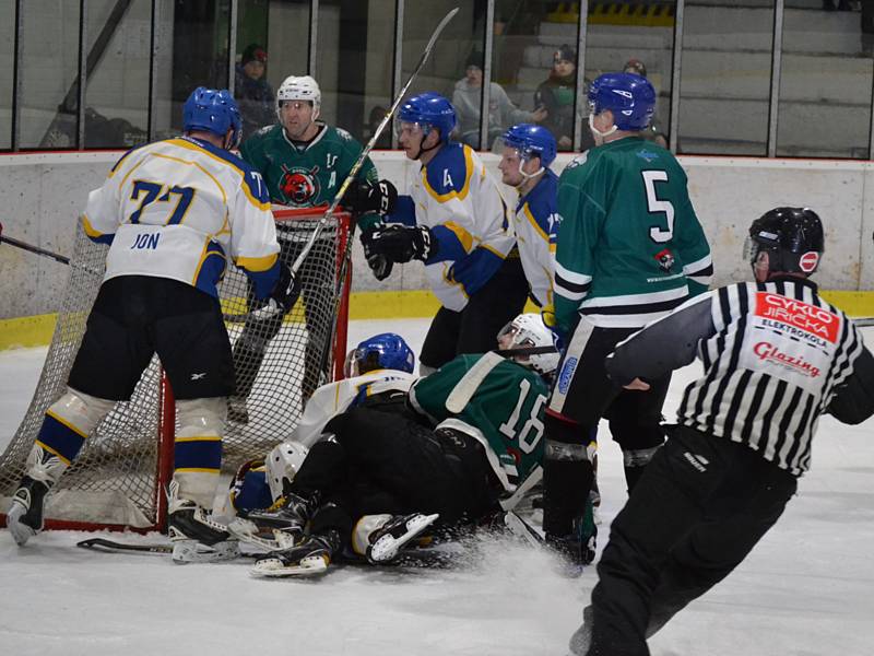 Čtvrtfinále KL mužů: HC Slavoj Český Krumlov (zelené dresy) – HC Vajgar Jindřichův Hradec 2:4 a 3:4.