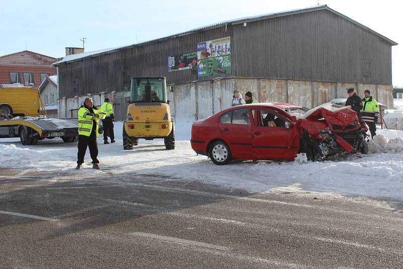 Osobní auto narazilo ve čtvrtek 7. února ráno do domu v Černé v Pošumaví.