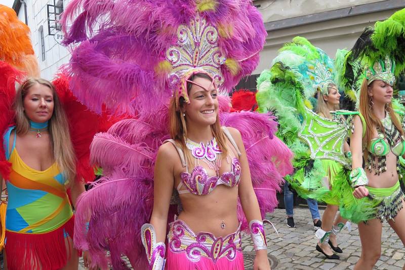 Karnevalový průvod Českým Krumlovem v rytmu Rio de Janeiro.