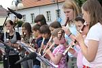 Na flétny zahrál při kaplickém Dni s Deníkem soubor Sedmikrásky z Benešova nad Černou.