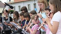 Na flétny zahrál při kaplickém Dni s Deníkem soubor Sedmikrásky z Benešova nad Černou.