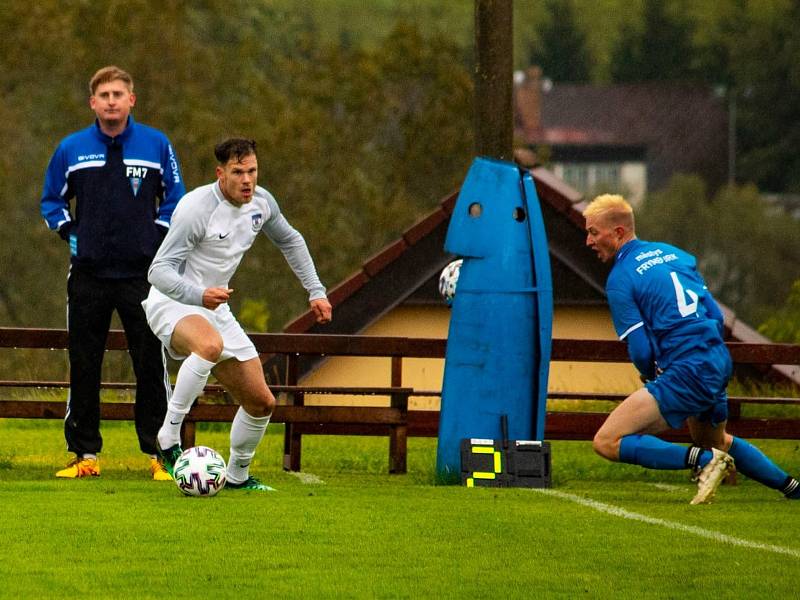 Fotbalisté Frymburku (v modrém) zdolali Dolní Dvořiště 2:0 a po šesti kolech jim patří druhá příčka tabulky I.B třídy sk. A.