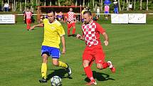 Fotbalisté Velešína (v červeném) prohráli v souboji týmů ze suterénu I. A třídy doma s Vimperkem 0:4.