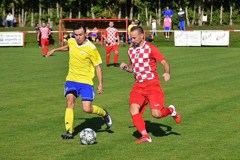 Fotbalisté Velešína (v červeném) prohráli v souboji týmů ze suterénu I. A třídy doma s Vimperkem 0:4.