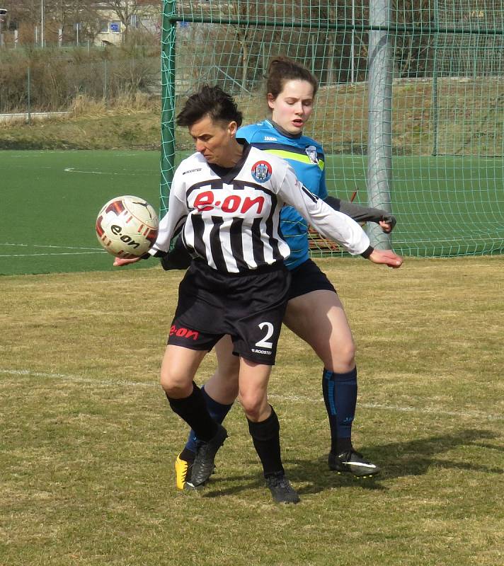 Kaplické fotbalistky (v černožlutých dresech) v Borovanech podlehly poslednímu týmu divize 1:2.