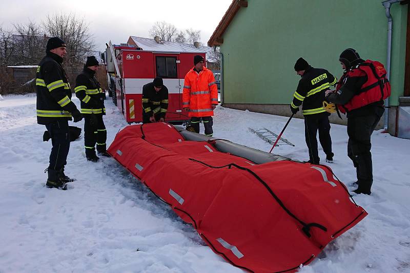 Zimní výcvik hasičů z Českokrumlovska na lipenském jezeře.