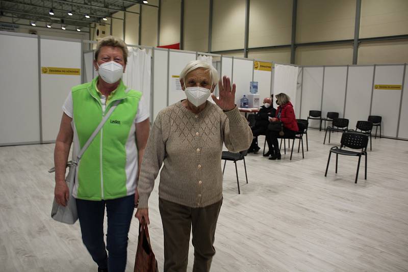 Očkovací centrum v Českém Krumlově ve sportovní hale už ukončilo provoz.