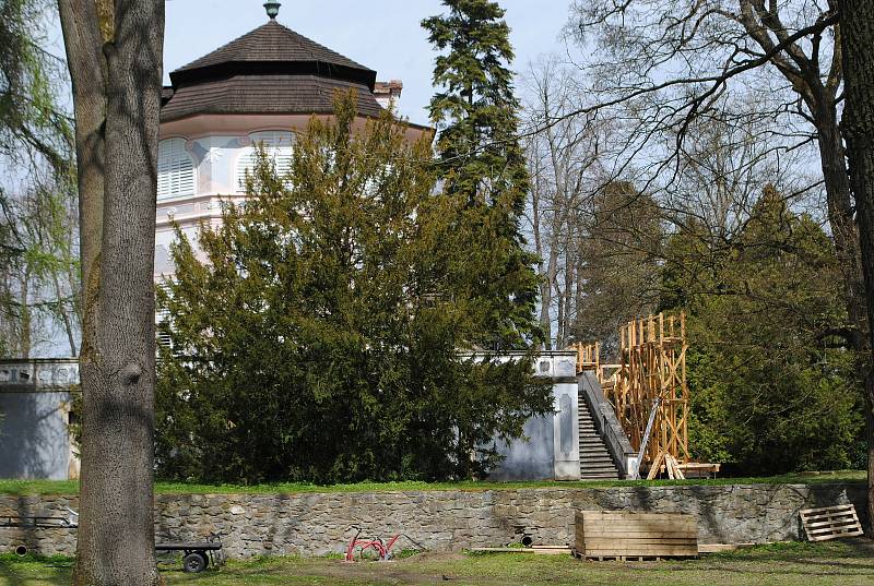 Krumlovská točna je v novém kabátě, v zahradě už rostou kulisy pro novou divadelní sezónu.