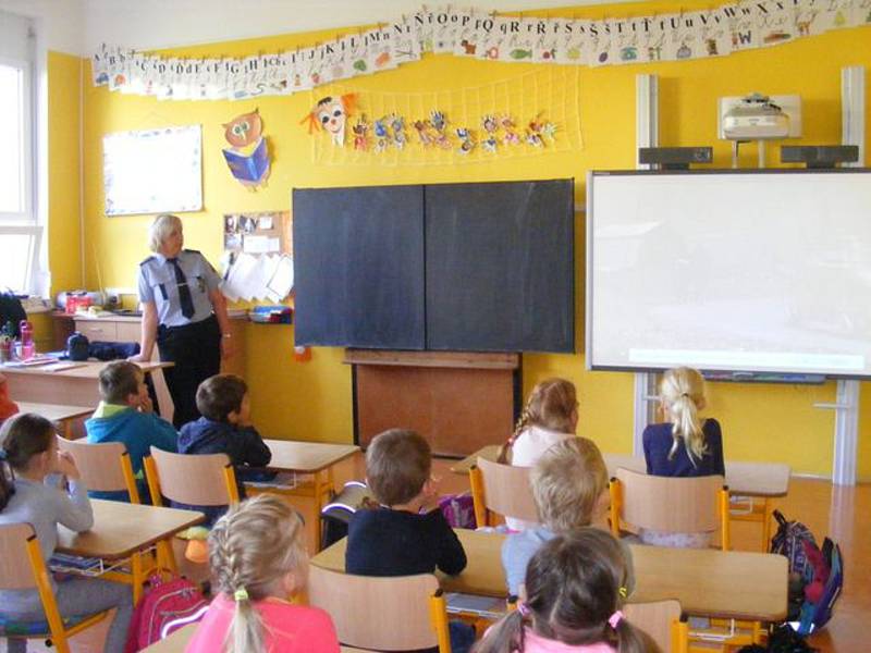 Děti si s pomocí policistů připomněly, jak se chovat na přechodech. Foto: Policie ČR