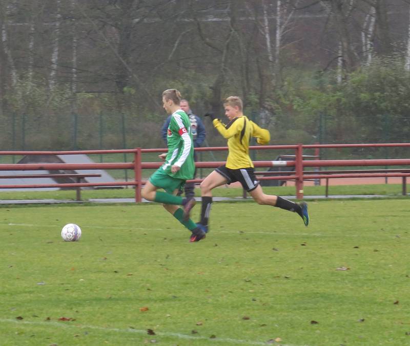 KP starší žáci – 13. kolo: FK Spartak Kaplice (žluté dresy) – FK Slavoj Český Krumlov 6:0 (4:0).