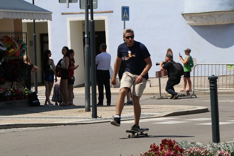 Spanilá jízda Kaplice - Mezinárodní den skateboardingu se konala v sobotu 19. června na unikátní trati přes celou Kaplici. Zúčastnilo se jí asi dvacet účastníků ve věku od šesti do padesáti let,