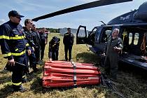Jihočeští hasiči se ve Frymburku seznámili s možnostmi, které nabízí povolání vrtulníků k požárům.